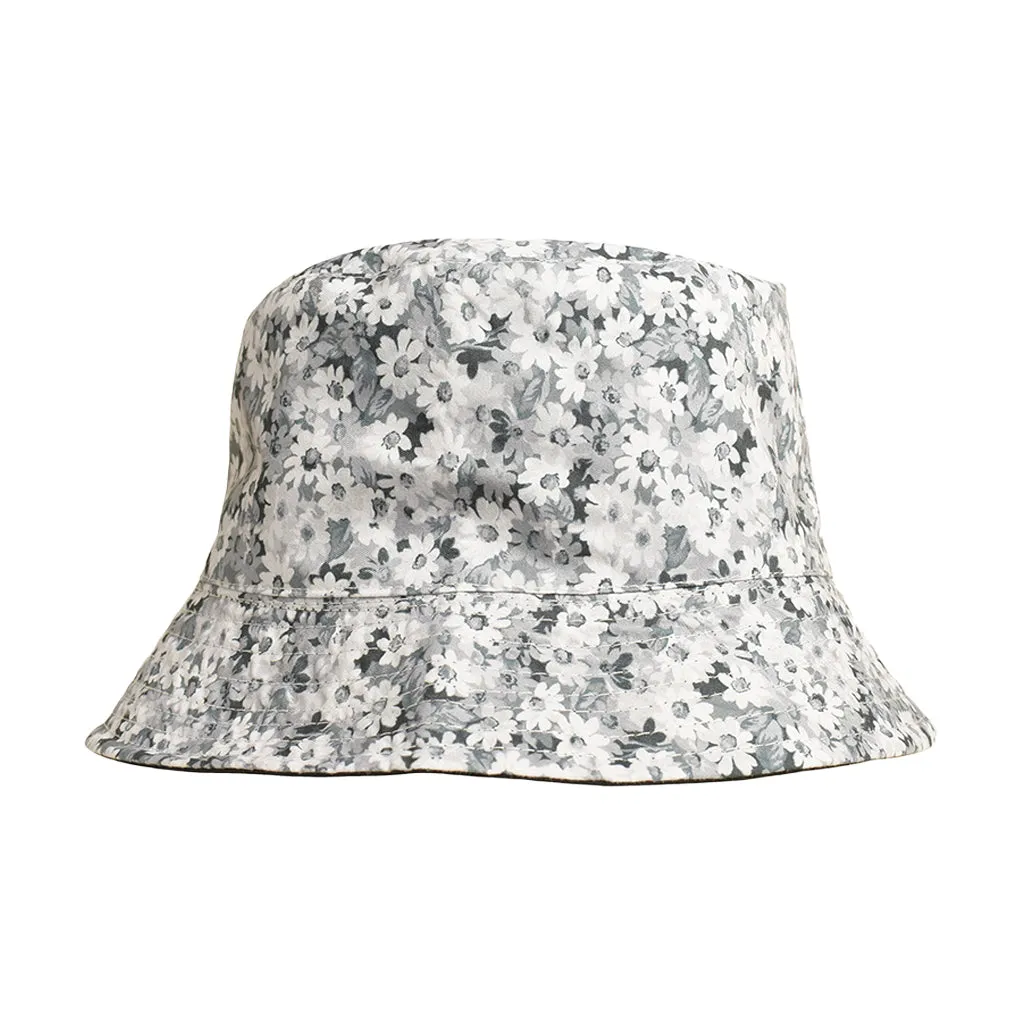 Bøllehat med blomster prints. Vendbar hat. Grå, sort og hvid. Polyester. UpdateCPH
