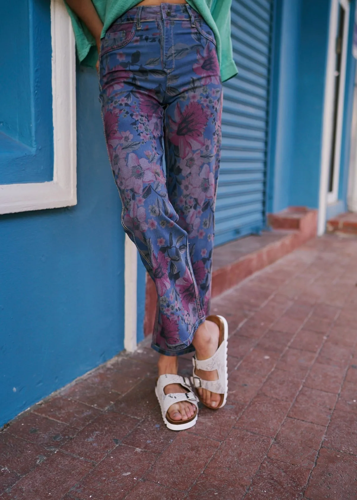 Flared and Cropped Reversible Jeans with Floral Print In Denim